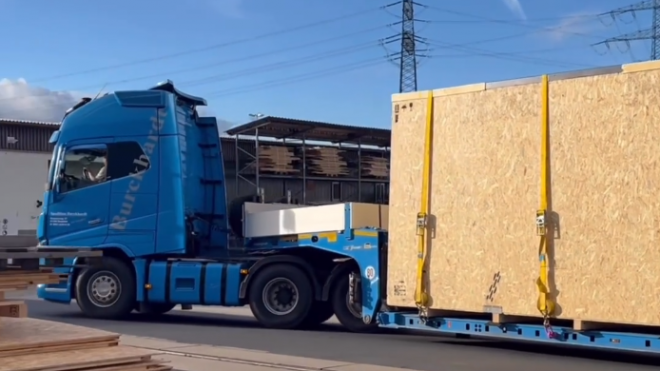 Transport einer großformatigen Holzverpackung